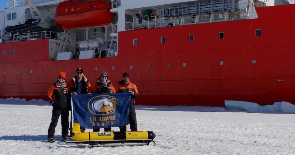 ˽̳ Davis doctoral students Cordielyn Goodrich, Andrew Friedrichs and Jasmin McInerney with EPFL’s Sebastian Lavanchy and the glider Storm Petrel on the ice beside icebreaker R/V Araon at Jang Bogo Station in Antarcticain January 2019. (Joe Haxel, OSU/NOAA)