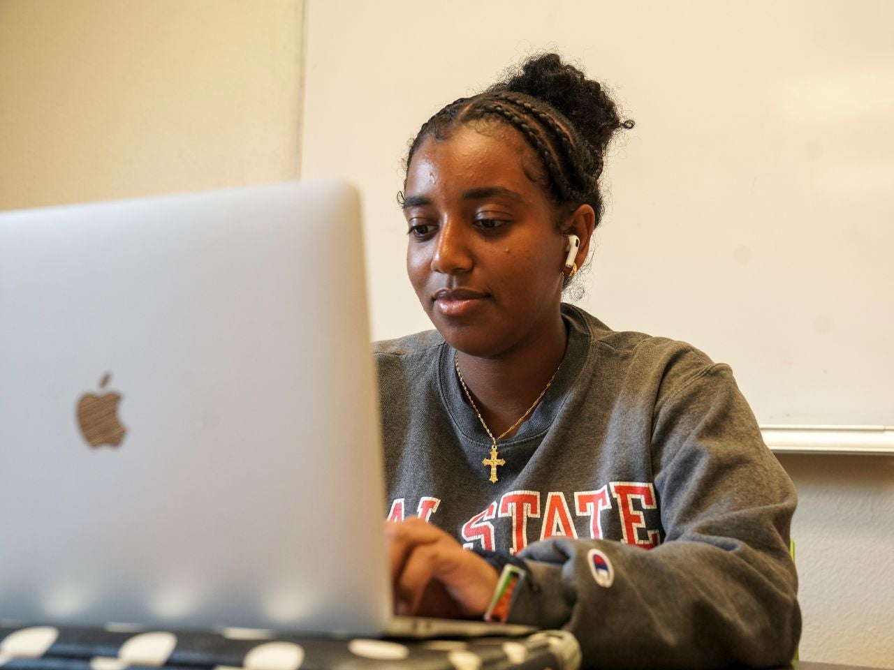 ˽̳ Davis Political Science student Meron Gebre sits in front of her laptop in the Center for African Diaspora Student Success.