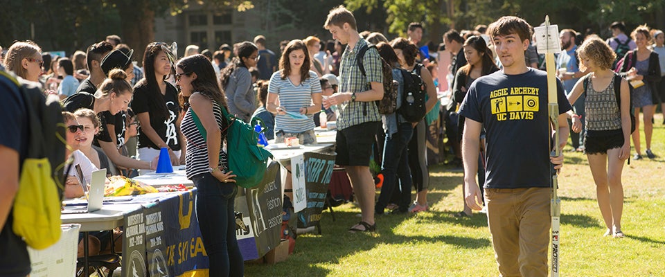 Many different clubs recruit new students on the ˽̳ Davis Quad.