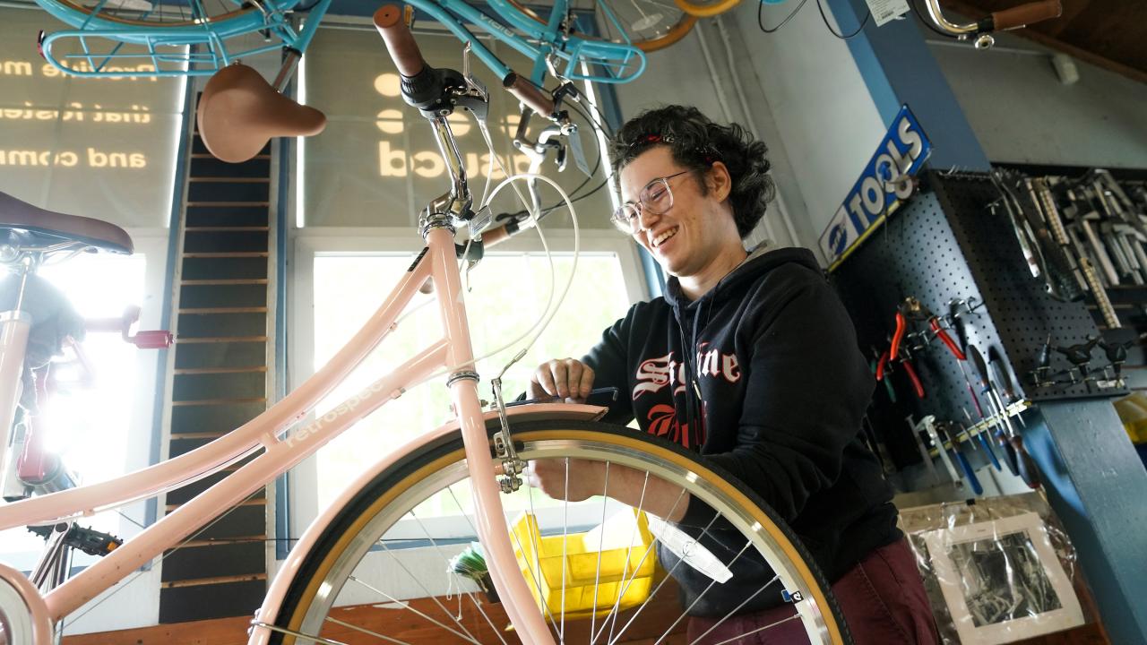 A student works on a bicycle at ˽̳ Davis. 