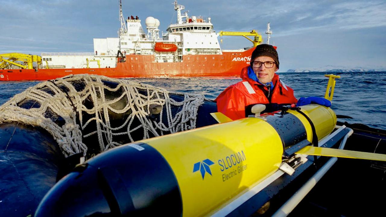A ˽̳ Davis researcher maintains a small submersible that is designed to collect ocean temperature data