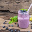 ˽̳ Davis researchers find that the right combination of blending fruits can give your body a nutritional boost. Photo shows banana and blueberry smoothie. (Getty)