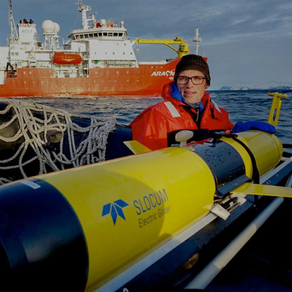 A ˽̳ Davis researcher works with a submersible that monitors ocean temperatures
